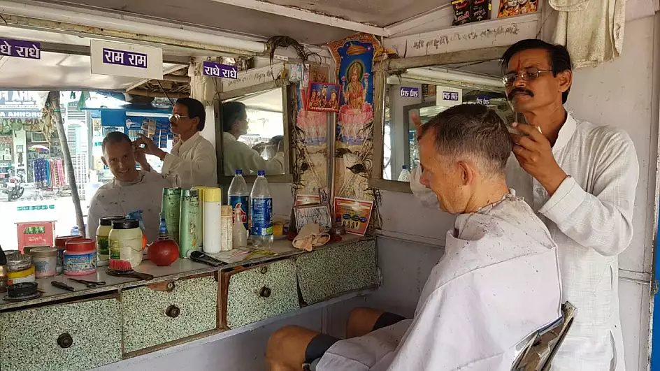 taglio di capelli da un barbiere indiano