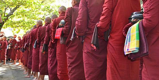 monaci in fila