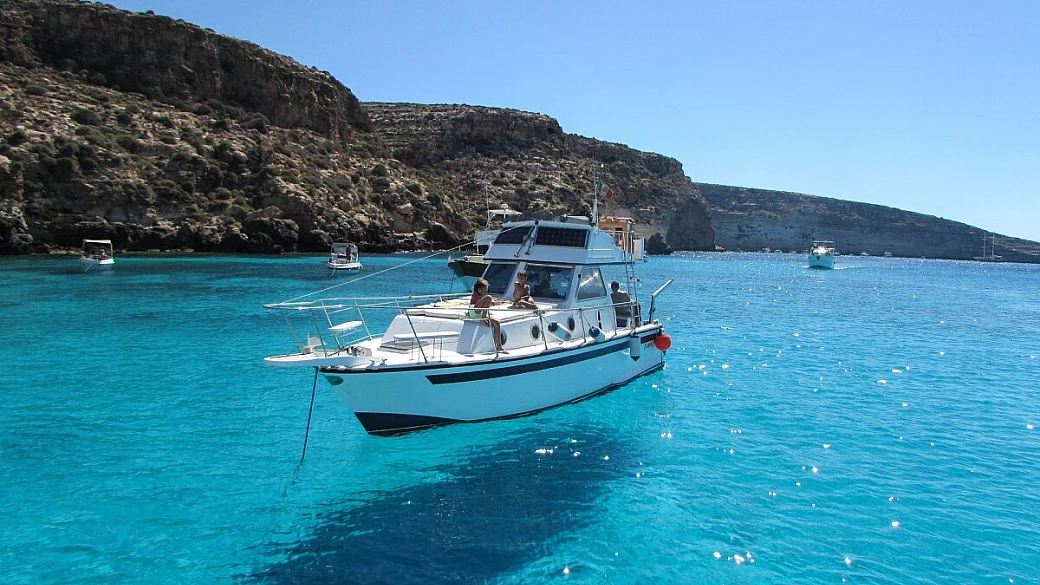 lampedusa, un frammento d'italia nel mediterraneo blu