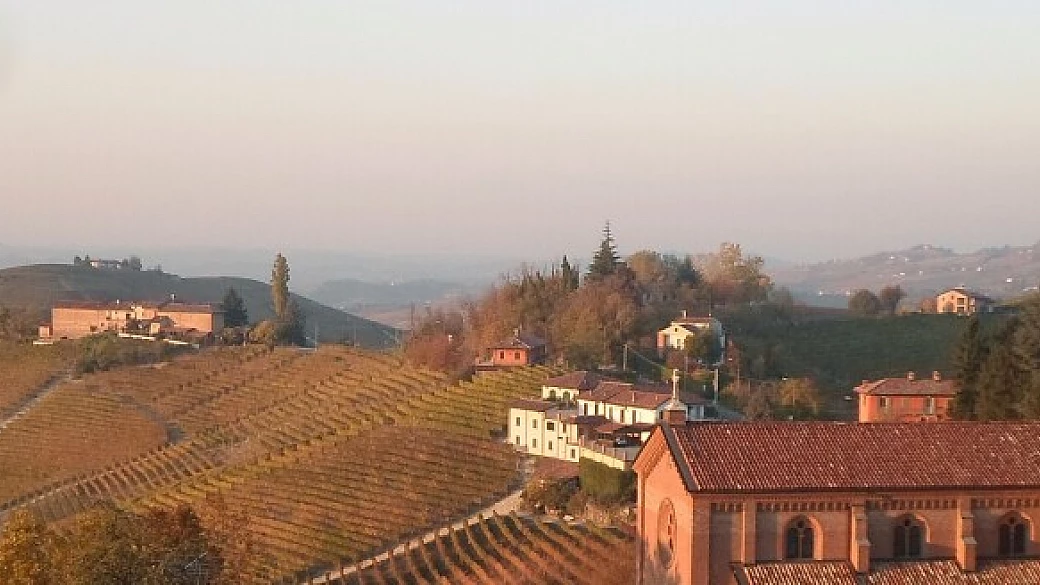weekend nelle langhe, tra panchine giganti e vigneti