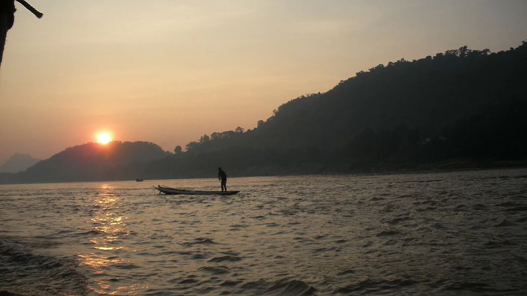 in laos, nella piana delle giare