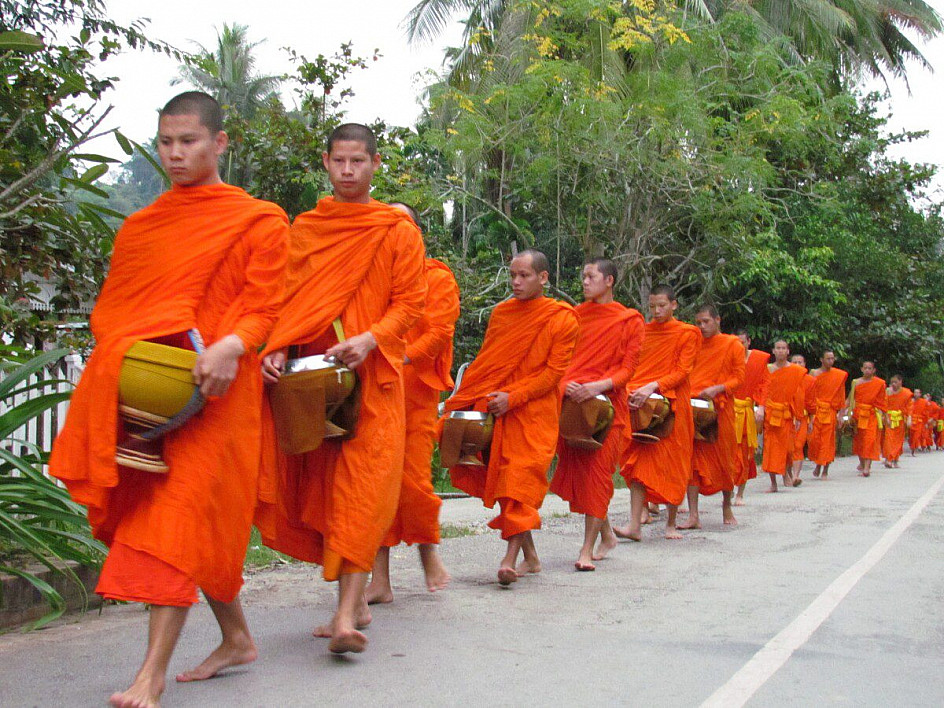 luang prabang questua dei monaci