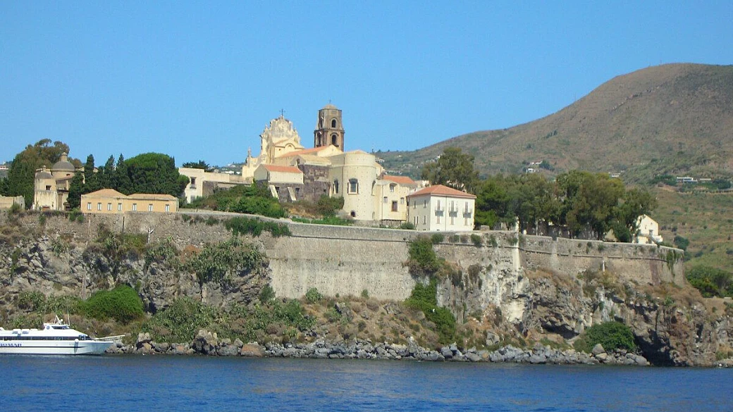 eolie, sicilia orientale e valle dei templi