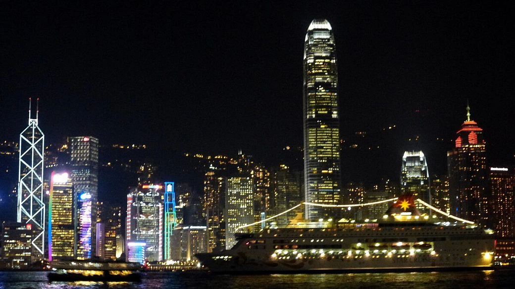 hong kong in bilico tra passato e futuro, tra luci e colori