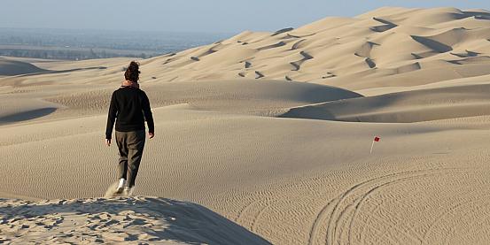 camminando tra le dune del deserto. paracas