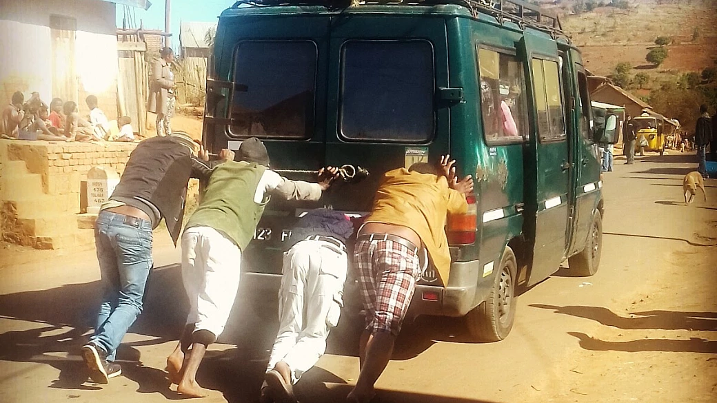 immagina un taxi brousse in madagascar