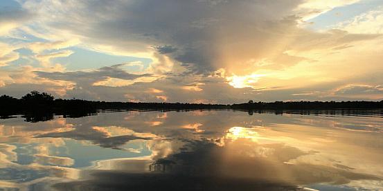 tramonto sul rio delle amazzoni
