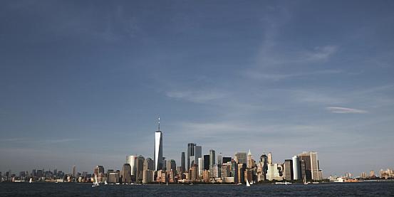 skyline di Manhattan verso la Statua della Libertà