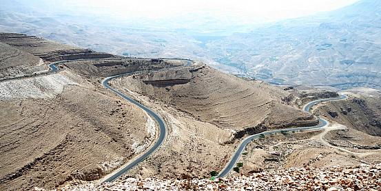 i tornanti della kings highway nel wadi mujib