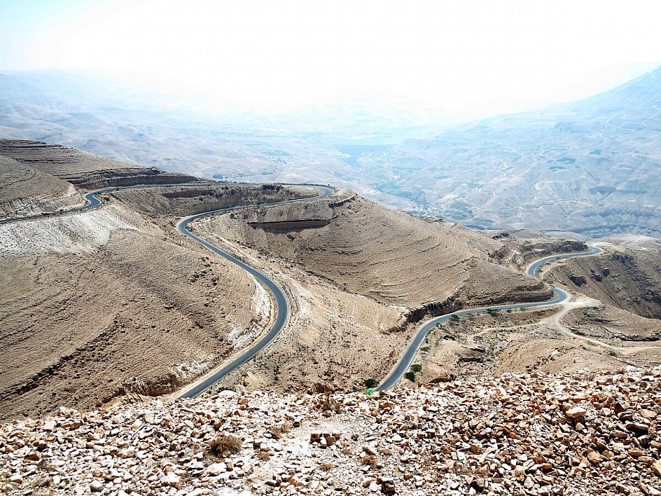 i tornanti della kings highway nel wadi mujib