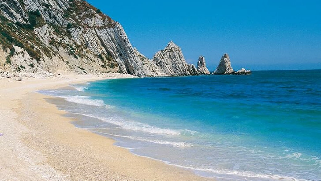 una rotonda sul mare