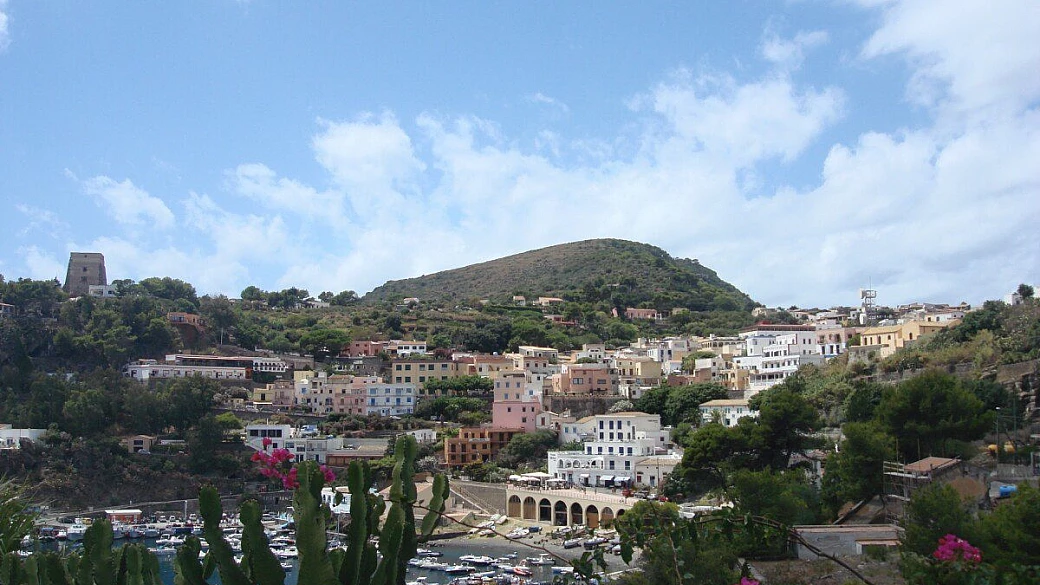 ustica: trekking e snorkeling, senza folla anche ad agosto