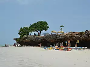 venditori sulla spiaggia di kendwa