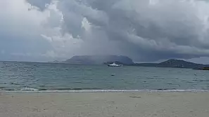 spiaggia di pittolongu: un paradiso bello anche con i nuvoloni