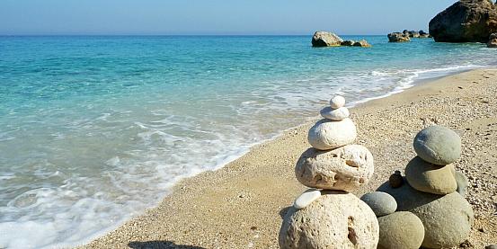 megali petra, tranquilla spiaggia immersa nella natura