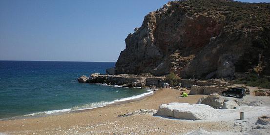 Milos: spiagge, mare, cucina e relax