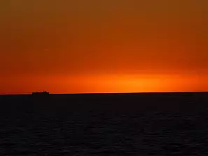 nave al tramonto a cala en blanes di minorca