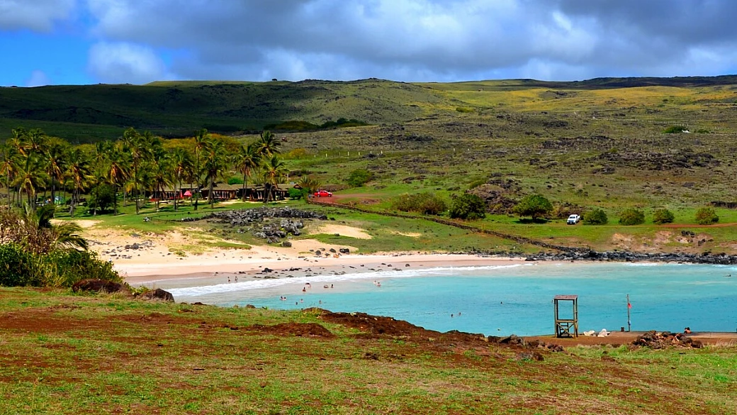 dista più di 4000 chilometri dal paese a cui appartiene: è l'isola più isola del mondo, famosa per le sue enormi statue scure