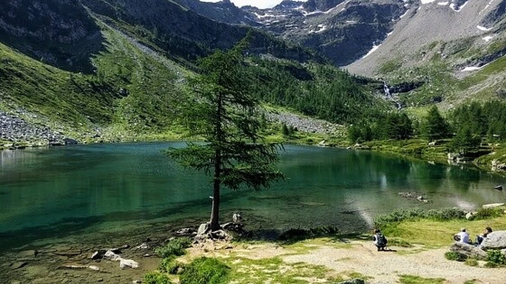 fra cascate, laghi alpini e castelli