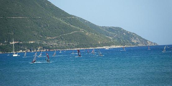 windsurf a volontà nella baia di vassiliki