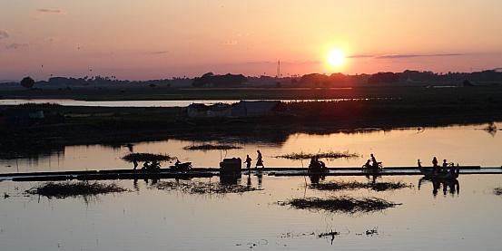myanmar - amarapura - tramonto da u bein bridge