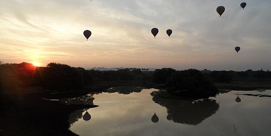myanmar - bagan all'alba, lo spettacolo delle mongolfiere in volo