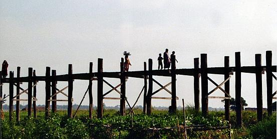 myanmar, dove i pescatori remano con le gambe