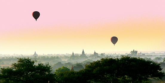 Mongolfiere nel cielo di Bagan