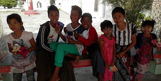 bambini sorridenti in myanmar