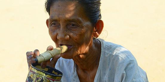 anziana fumatrice di sigari