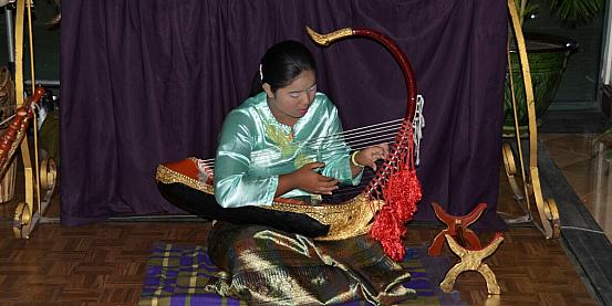 mandalay - suonatrice di arpa birmana