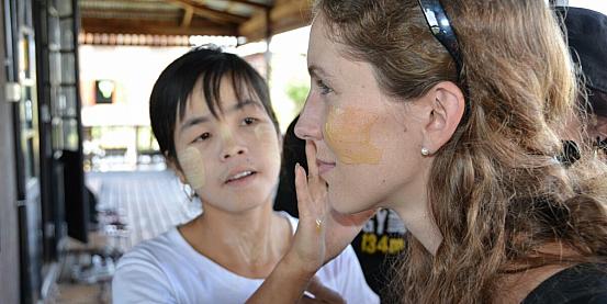 Cosmesi naturale birmana - maquillage con la thanaka