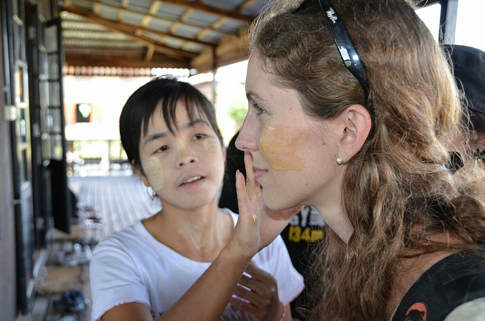 cosmesi naturale birmana - maquillage con la thanaka