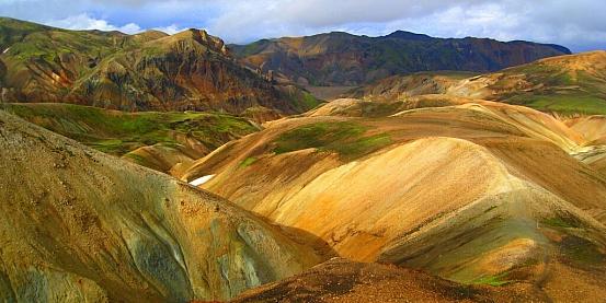 la folle natura dell'islanda: montagne colorate, vulcani fumanti e altre stranezze