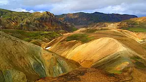 la folle natura dell'islanda: montagne colorate, vulcani fumanti e altre stranezze