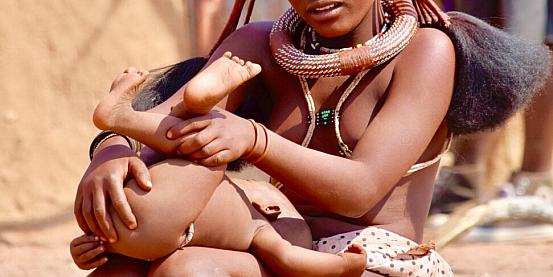 donna Himba con il suo bambino