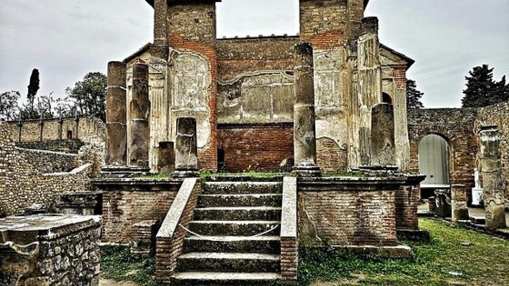 iside in campania: i misteri di napoli