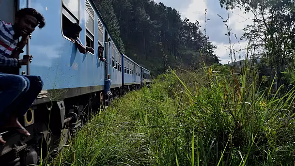 sri lanka: dove i treni sono lenti e affollati