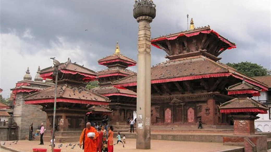 mr raffa e il volontariato nepalese con il lama buddista