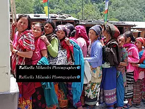 donne fanno da freno al bus in nepal
