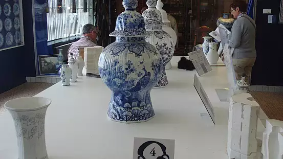 la ceramica di delft, tradizione e genealità olandese