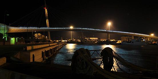 ponte sul mare notturno
