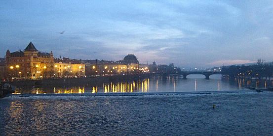 Una parte di Praga vista di sera dal Ponte Carlo