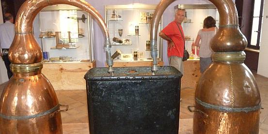 grasse: museo fragonard: alambicchi per la distillazione dei profumi