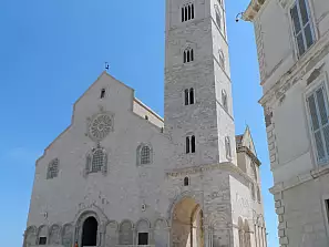 trani e la sua sua bianchissima cattedrale