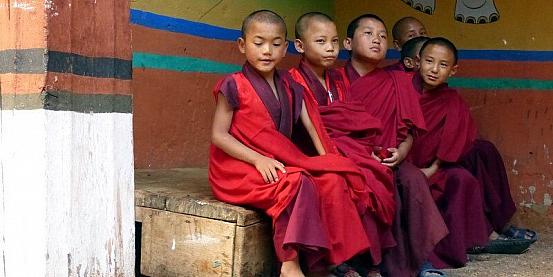 scolari monaci allo dzong di paro