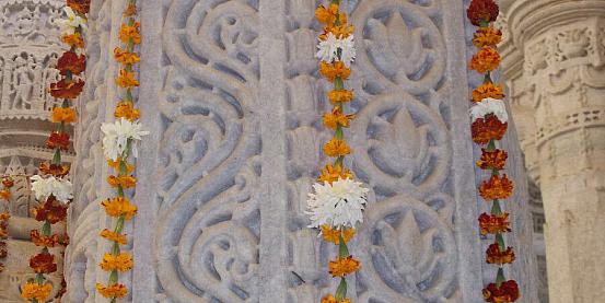particolare di una delle splendide 1444 colonne del tempio di ranakpur