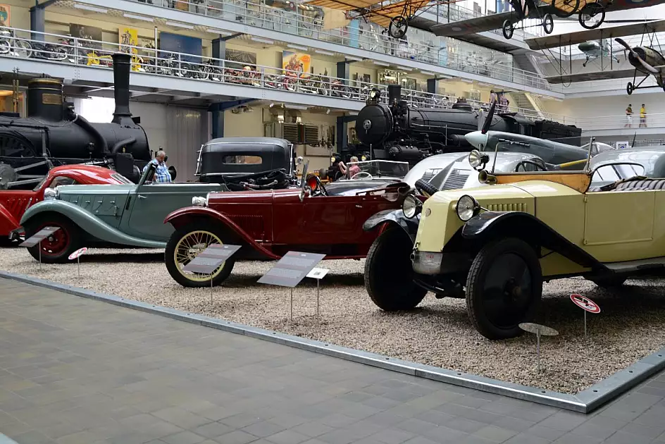 praga: automobili antiche al museo della tecnica
