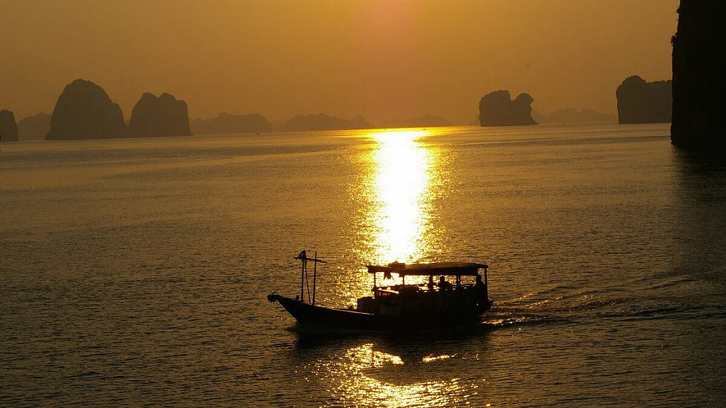 in motocicletta per le strade di saigon