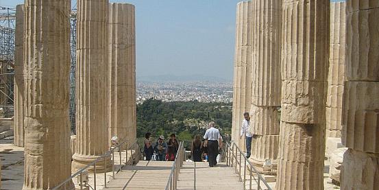 veduta tra le colonne dall'acropoli